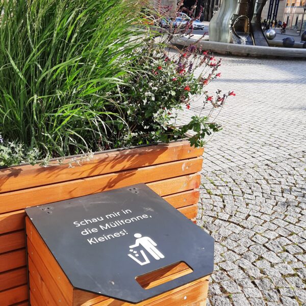 Papierkorb auf dem Dessauer Marktplatz