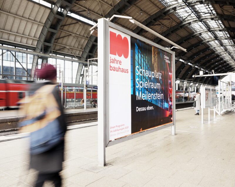 Großflächenplakat mit 100 Jahre Bauhaus Motiv am Bahnhof