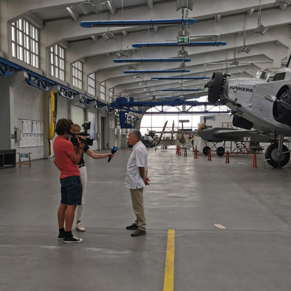 Kamerateam im Interview mit Chef des Technikmuseums