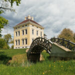 Schloss Luisium mit weißer Brücke im Park