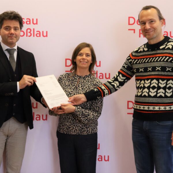 Übergabe Förderbescheid NeuStadt-Agentur