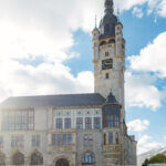 Dessauer Marktplatz mit dem Wochenmarkt vor dem Rathaus