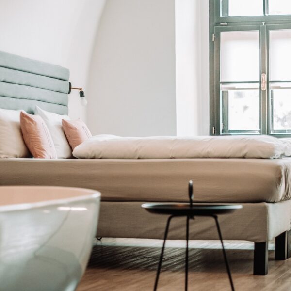 Ein Bett in einem Hotelzimmer