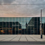 Das Bauhaus Museum in der Dessauer Innenstadt mit Schriftzug